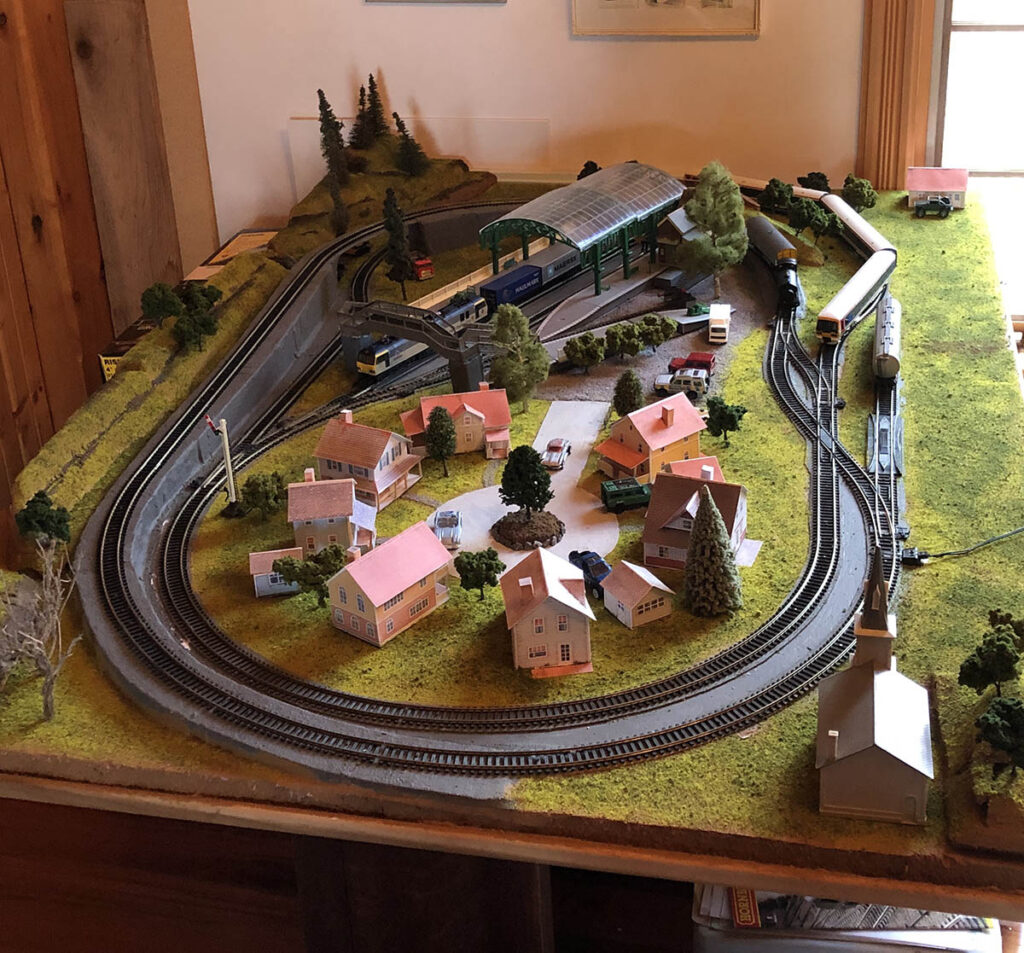 How Can I Build A Simple But Realistic Model Train Layout For Beginners?